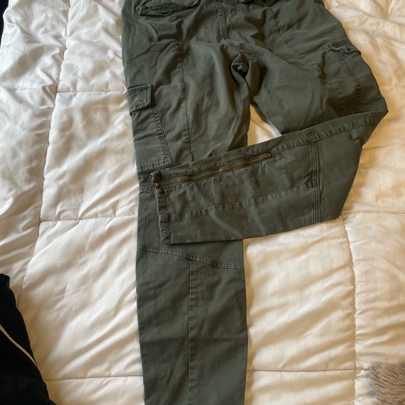 Adorable green cargo pants - Picture 3 of 4